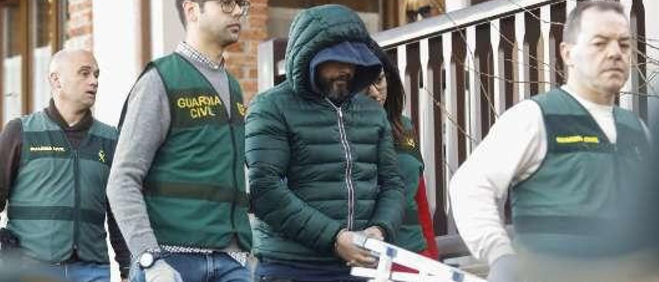 Pedro Nieva, durante el registro de su casa en Llanes.