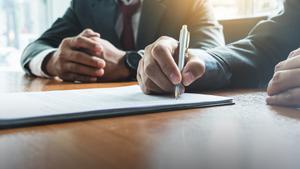 El TC anul·la la part del decret de Rajoy que deslliurava els bancs de pagar les costes judicials després d’arribar a un acord