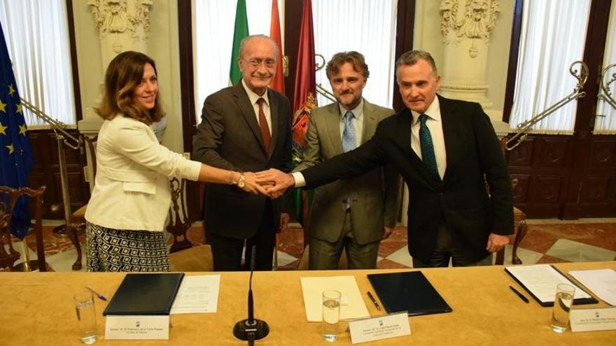 Representantes de la Diputación, Ayuntamiento de Málaga, Consejería de Medio Ambiente y Puerto de Málaga tras firmar el convenio.