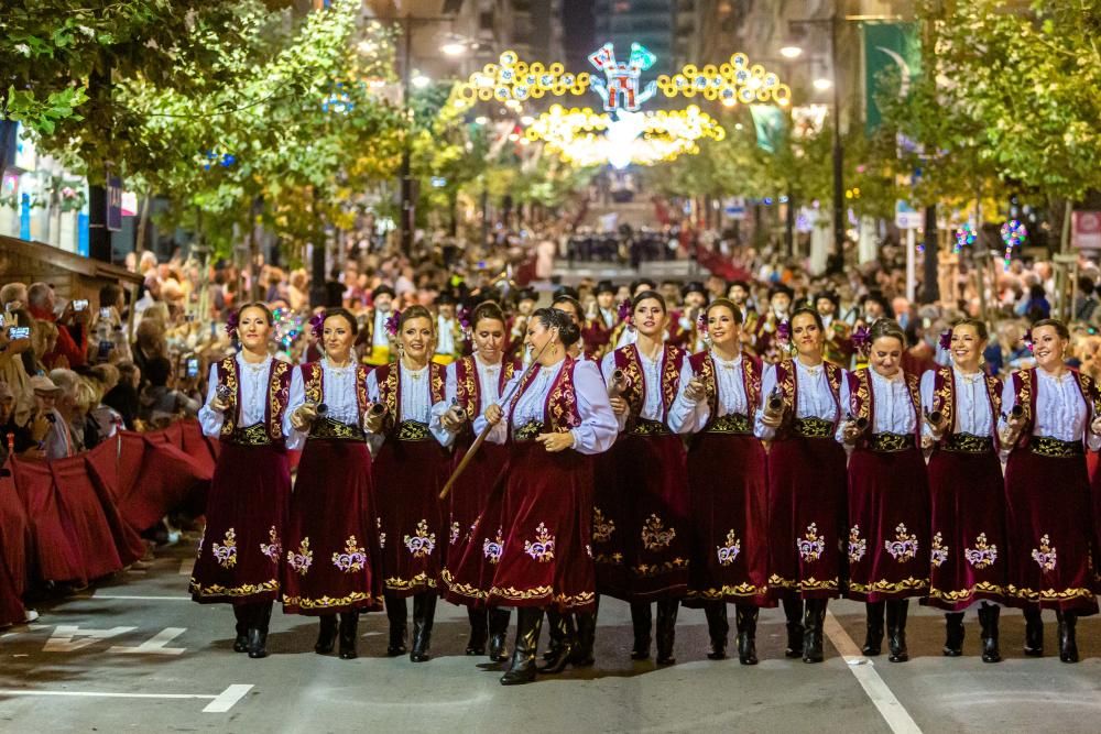 Calp se entrega a las huestes festeras en la Entrada de Moros y Cristianos