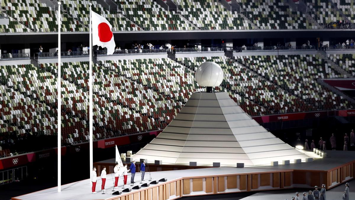 Las banderas de Japón y Olímpica en el estadio Olímpico.