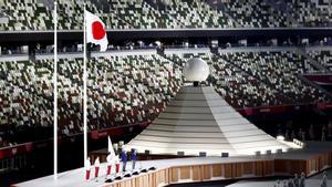 Las banderas de Japón y Olímpica en el estadio Olímpico.