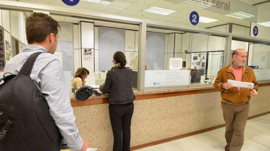 Ciudadanos en el Registro del Concello de Pontevedra.  // G.S.