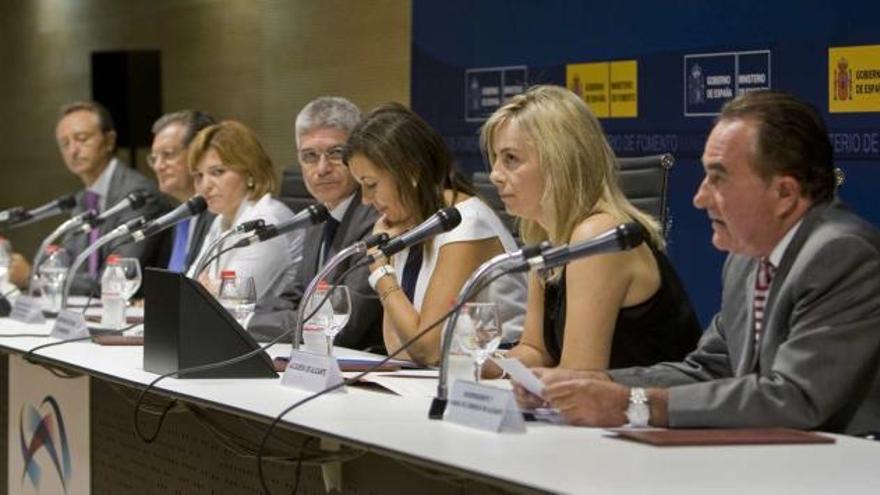 De izda a dcha, Martínez Berna (Coepa), Lema (Aena), la consellera Bonig, Táboas, Mercedes Alonso, Sonia Castedo y Riera (Cámara).