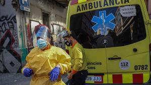 Técnicos de emergencias sanitarias de Transports Sanitaris de Catalunya a la puerta del Centro de Atención Primacia del Raval, en Barcelona. En su ambulancia, un cartel de Servicios Mínimos. El sector está en huelga desde el pasado 9 de octubre.
