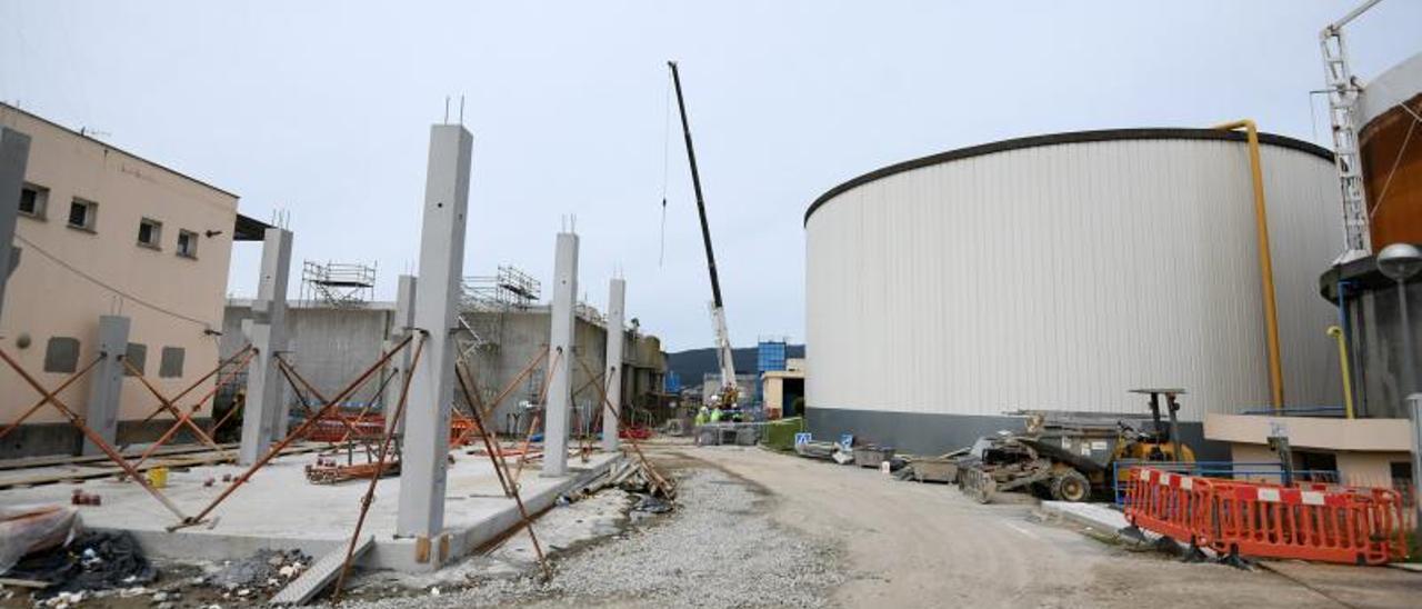 Obras de mejora en el interior de la planta de Placeres. |   // G. SANTOS