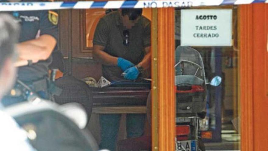 La Policía examina el martes el local asaltado.