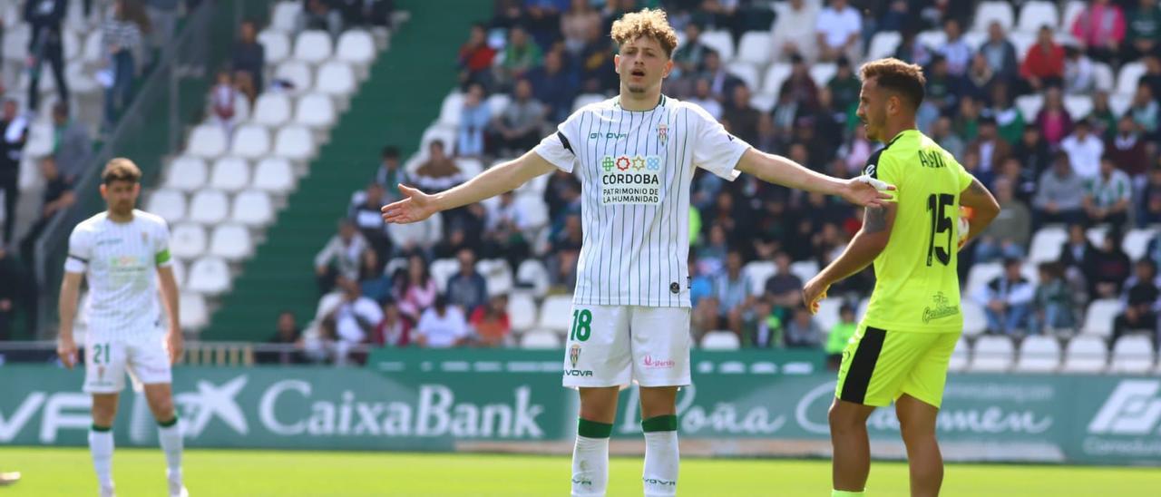 Simo Bouzaidi, durante el encuentro entre el Córdoba CF y el Ceuta en El Arcángel, el pasado domingo.