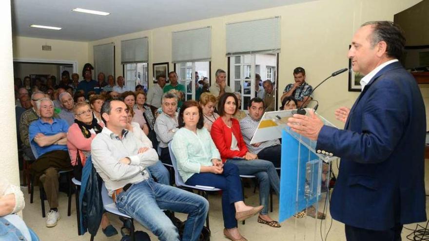 José Enrique Sotelo se dirige a los asistentes del mitin que ofreció ayer en la Casa do Mar de Aldán. // Gonzalo Núñez