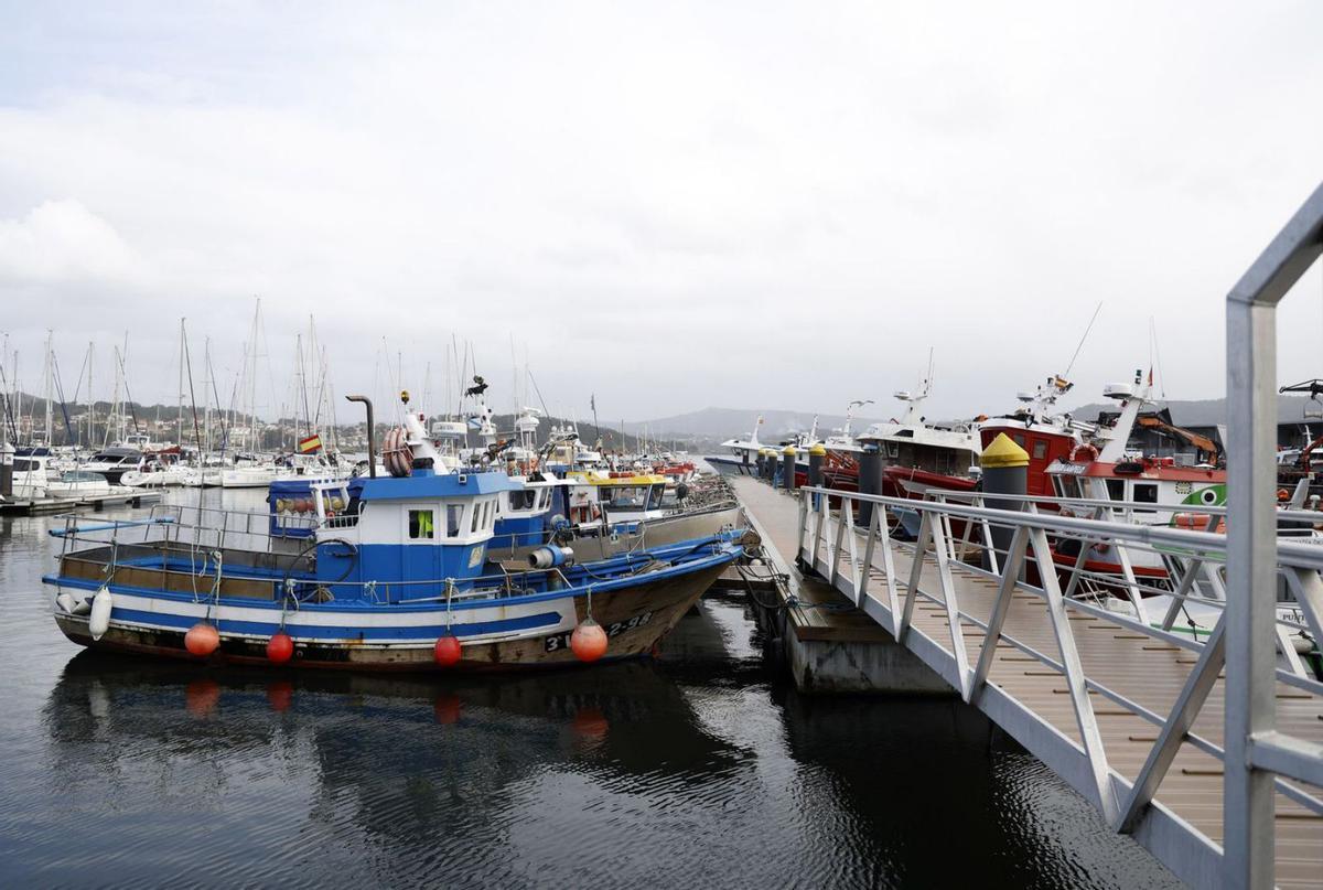 El puerto de Marín, con barcos atracados.  |  // FDV