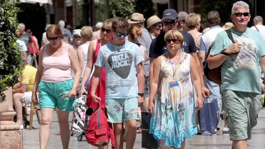 Un grupo de turistas paseando ayer por el centro de la ciudad.