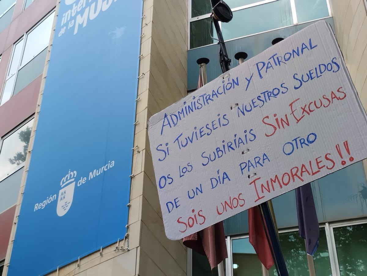 Protesta frente a Política Social este martes