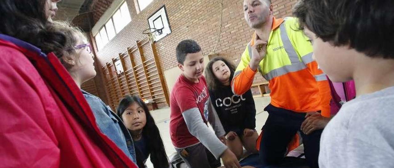 Armando Álvarez Iglesias, ayer, enseñando a los niños técnicas de reanimación cardiopulmonar.