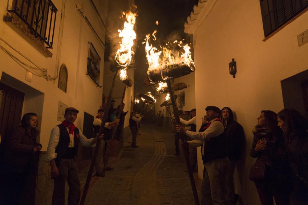 Fuego y villancicos acompañaron el camino de la Divina Pastora desde la ermita de la Veracruz