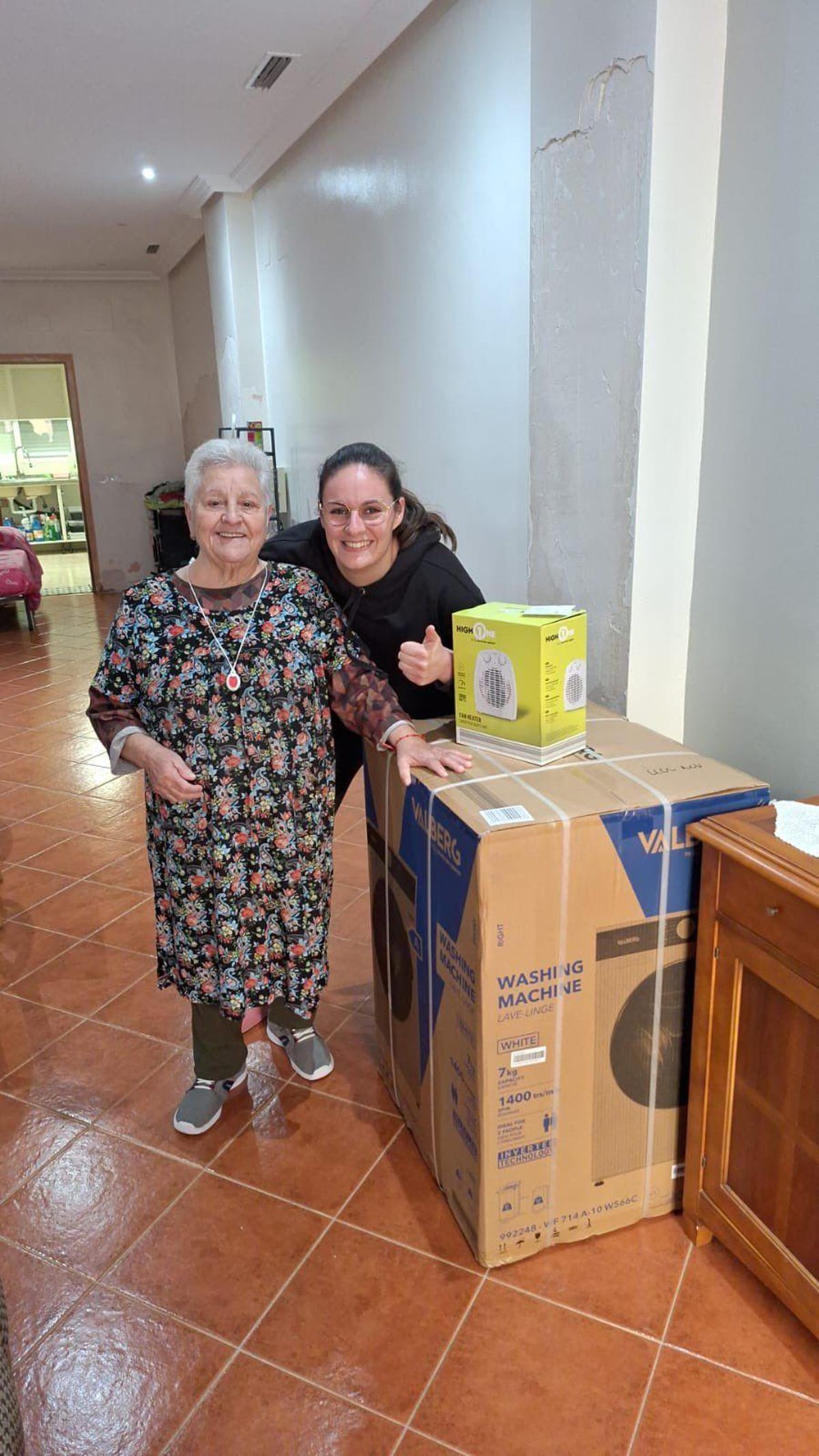 Dolores con el calefactor y la lavadora que donó Pilar, desde las Islas Canarias