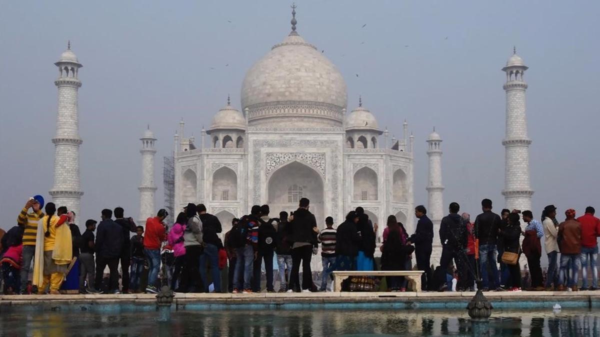 Visitantes ante el  monumento Taj Majal, en India.