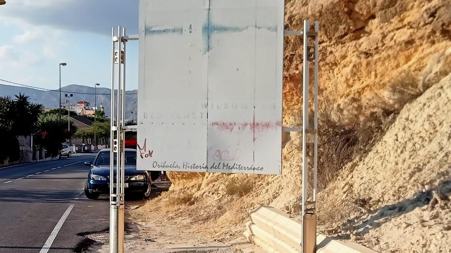 Orihuela incumple la orden de la Generalitat de retirar un cartel de la carretera de Hurchillo a Torremendo