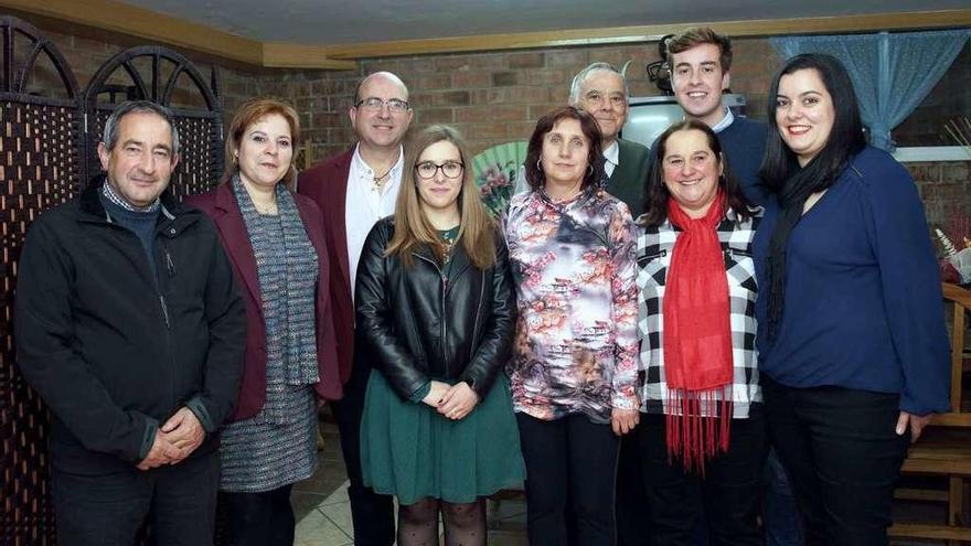 Nueva junta directiva de &quot;Manteos y Monteras&quot; con la presidenta, Lara Domínguez, en el centro (vestido verde).