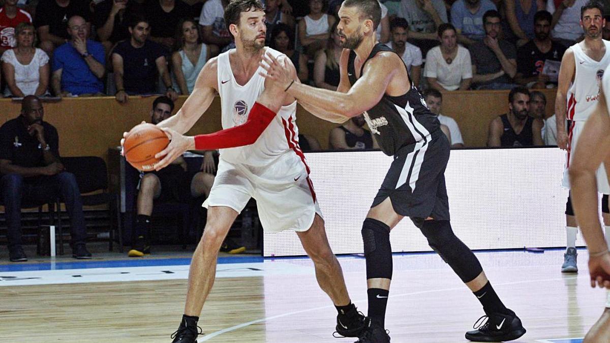 Pau Gasol, defensat per Marc, en el partit d&#039;exhibició jugat a Fontajau el juliol de 2018.