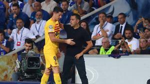 Xavi, con Lewandowski en Oporto