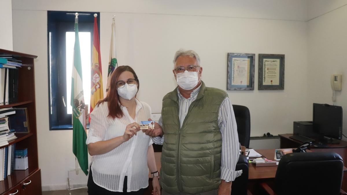 Andrea Domínguez recibe el primer carnet precolegial de manos del presidente en funciones del Colegio, Enrique Castillo