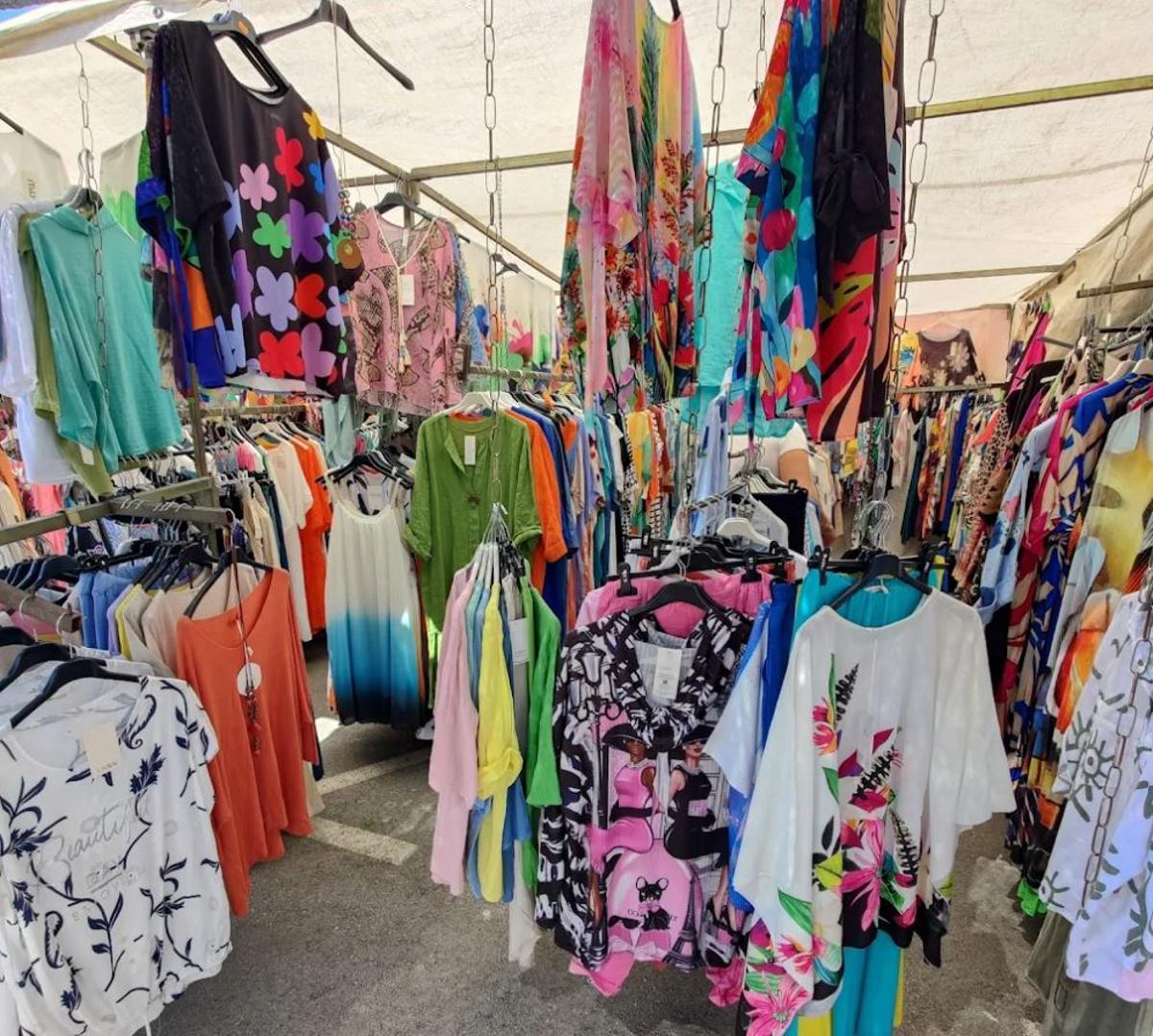 Mercadillo de Torrox Costa, el rastro de Málaga con 130 puestos llenos de descuentos y rebajas