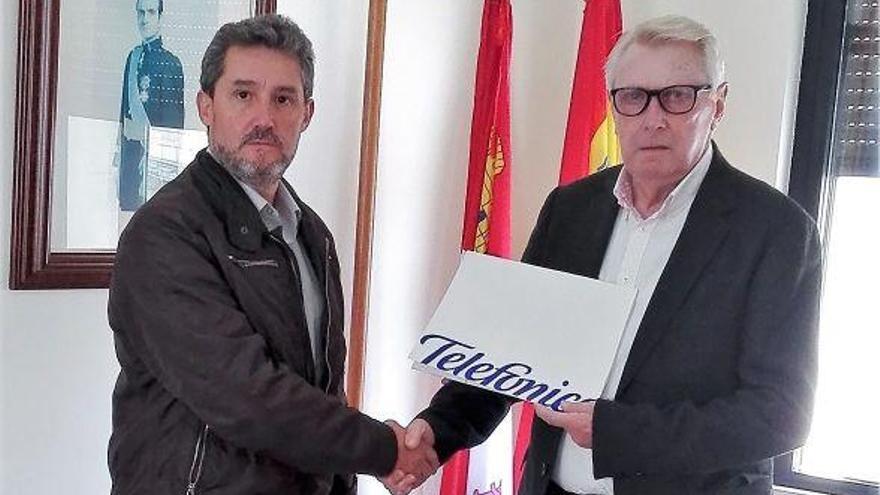 En la imagen, Jesús María Lorenzo (derecha), alcalde en funciones de Alcañices, y José Lorenzo Castañeda, responsable del despliegue de Fibra en Castilla y León.