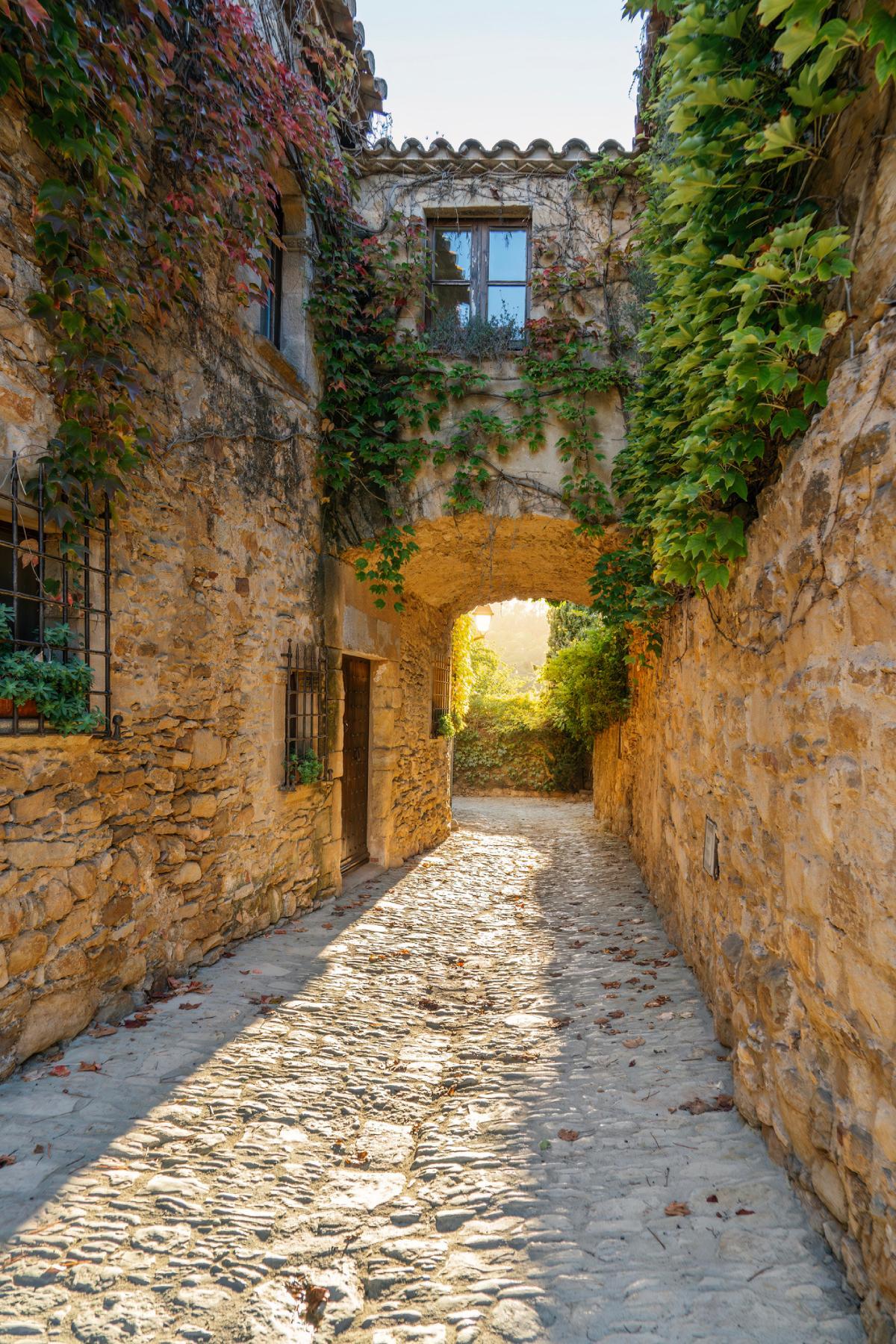 Callejones con encanto en Peratallada (Cataluña)