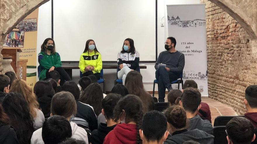 Imagen de las tres deportistas durante el acto celebrado en el Gaona