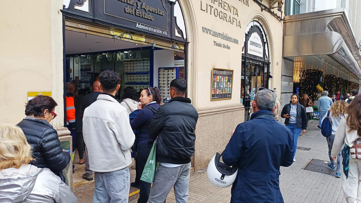Las colas siempre son protagonistas en La Esquina de Oro, la administración número 6, la de El Corte Inglés de Avingudes