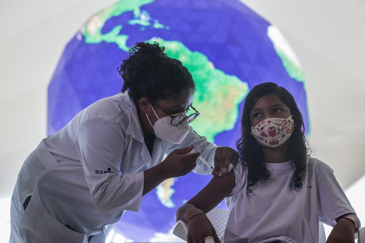 Una niña recibe una vacuna contra la covid-19 en el Museo del Mañana, en Río de Janeiro (Brasil).