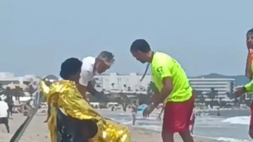 Vídeo del rescate de una mujer que se estaba ahogando en Platja d'en Bossa