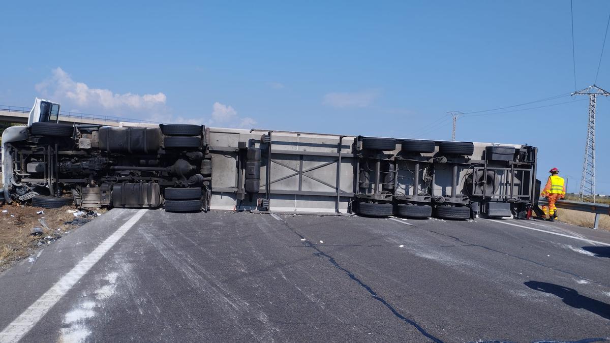 Imagen del camión volcado en la AP-7 a la altura de Sagunt.