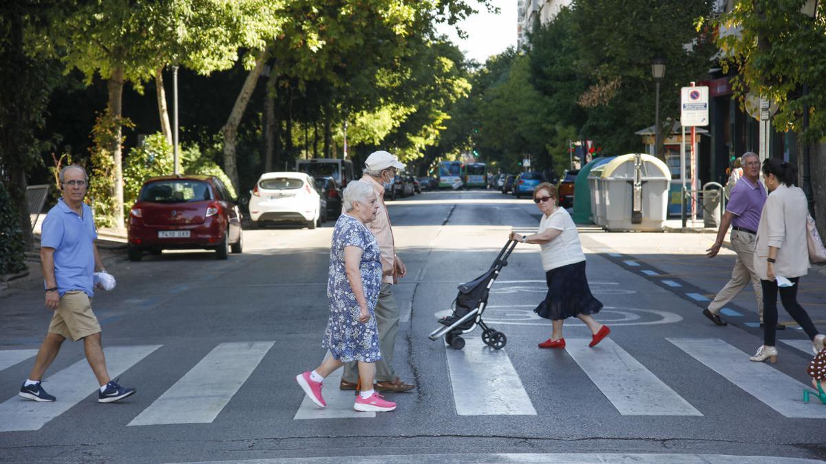 Peatones en avenida de España, el pasado jueves. Solo circularon buses, taxis, bicicletas y patinetes.