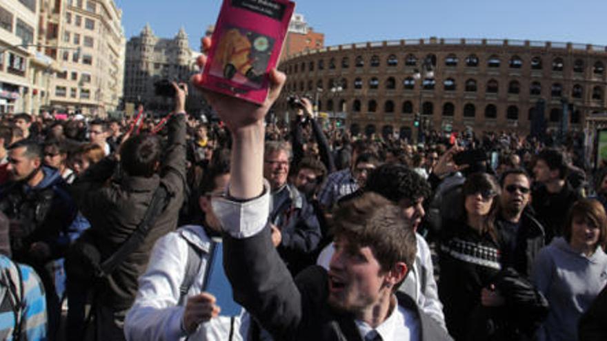 La marcha de protesta de los jóvenes valencianos recorrió durante horas, y esta vez sin incidentes,  el centro de Valencia.