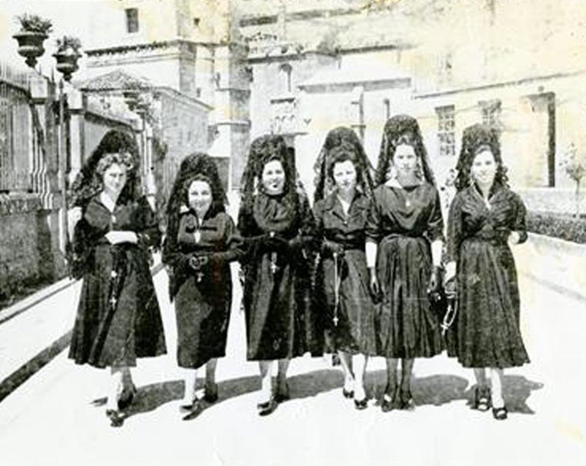 Mujeres con mantilla en Santa María en 1957. | MUSEO DE PONTEVEDRA / RAFA