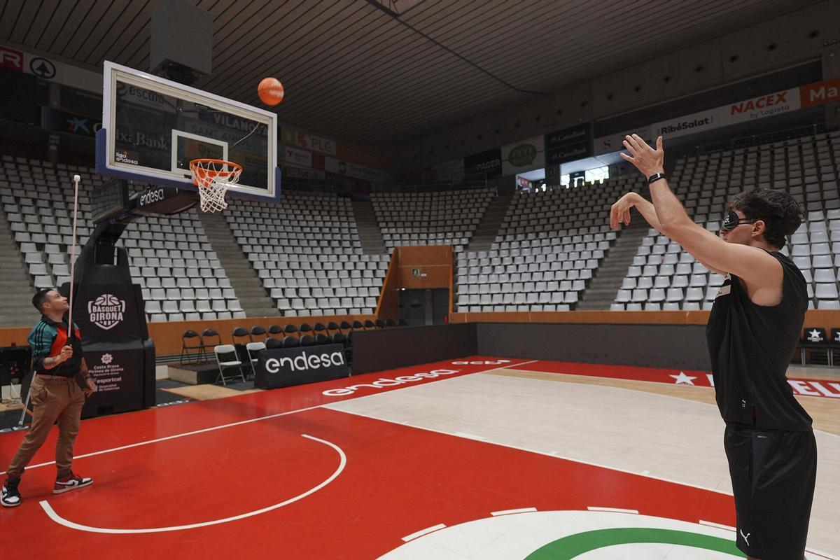 Els jugadors del Bàsquet Girona posant-se a la pell d'una persona cega
