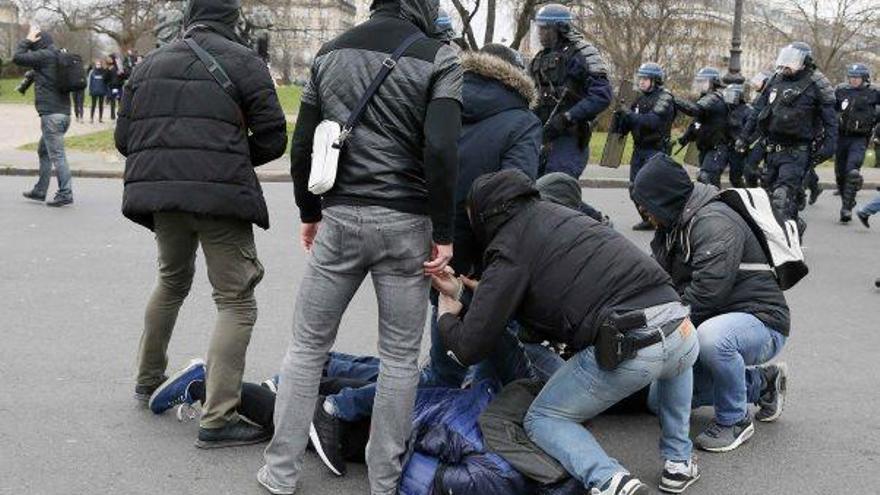 París Estudiants contra policia després d&#039;una manifestació