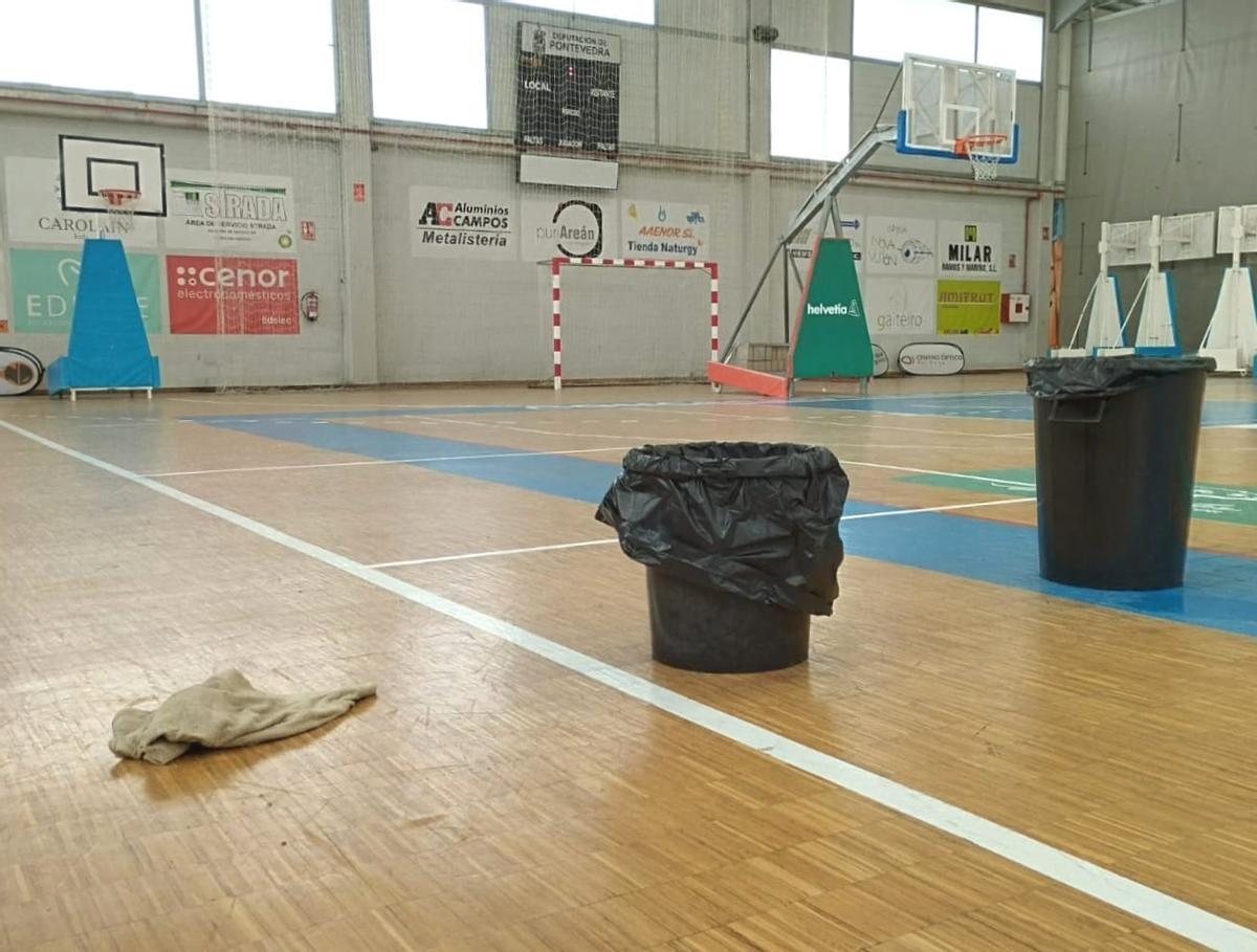 Cubos en la pista que utiliza el A Estrada Basket y su cantera.