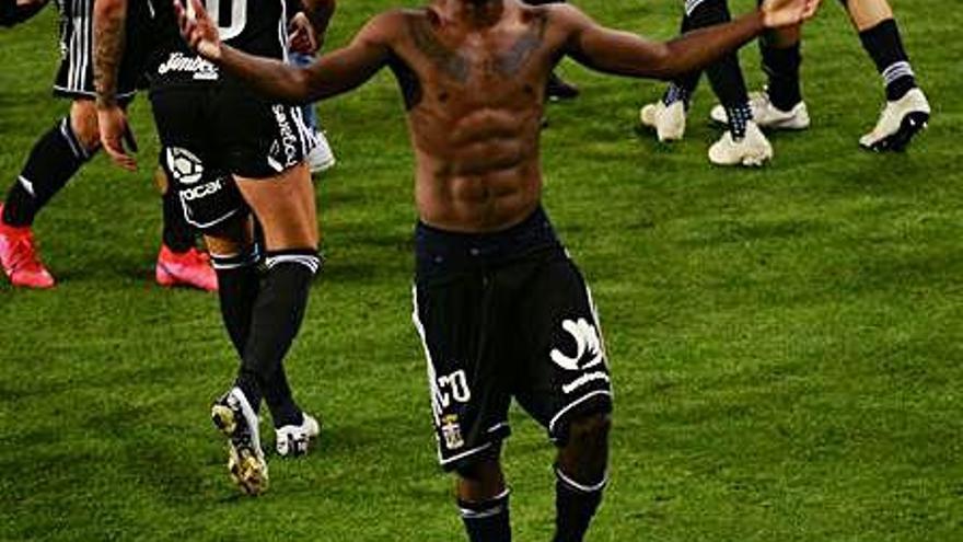 William de Camargo, celebrando el ascenso en Málaga.