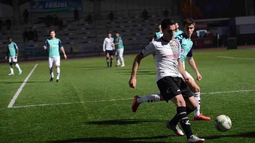 Jaime controla el balón ante un jugador del Racing en el choque de la primera vuelta.