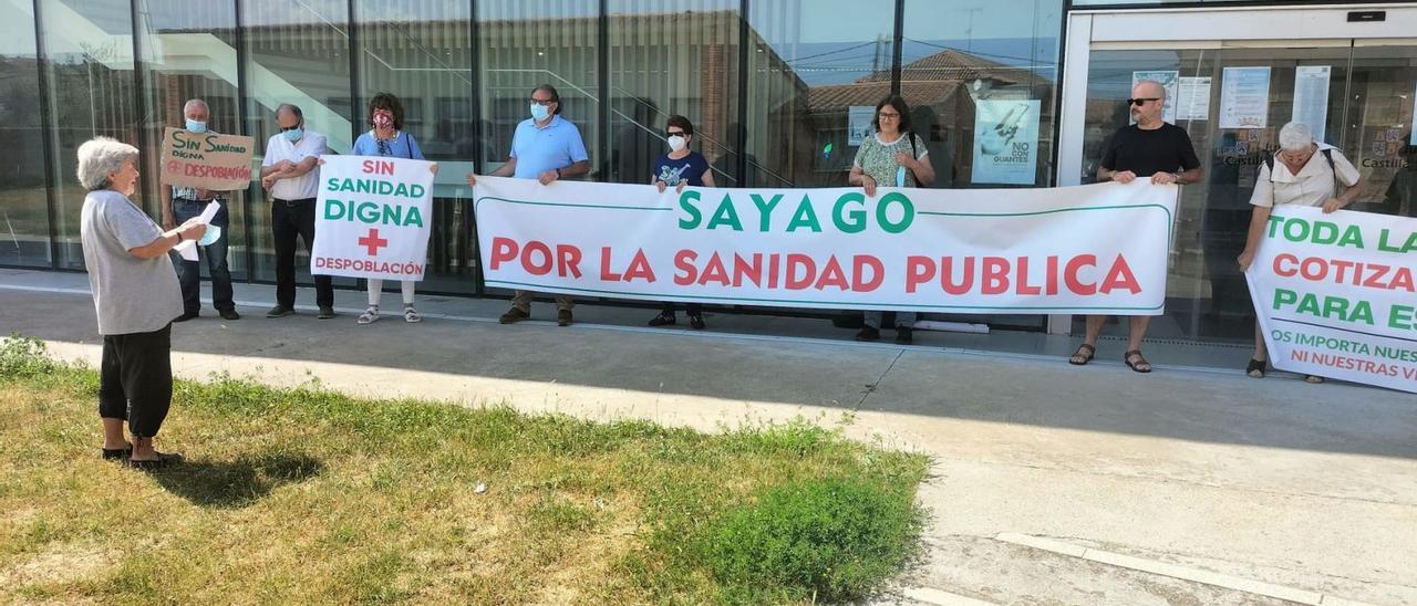 Concentración por la sanidad en Bermillo de Sayago ayer sábado. | Cedida