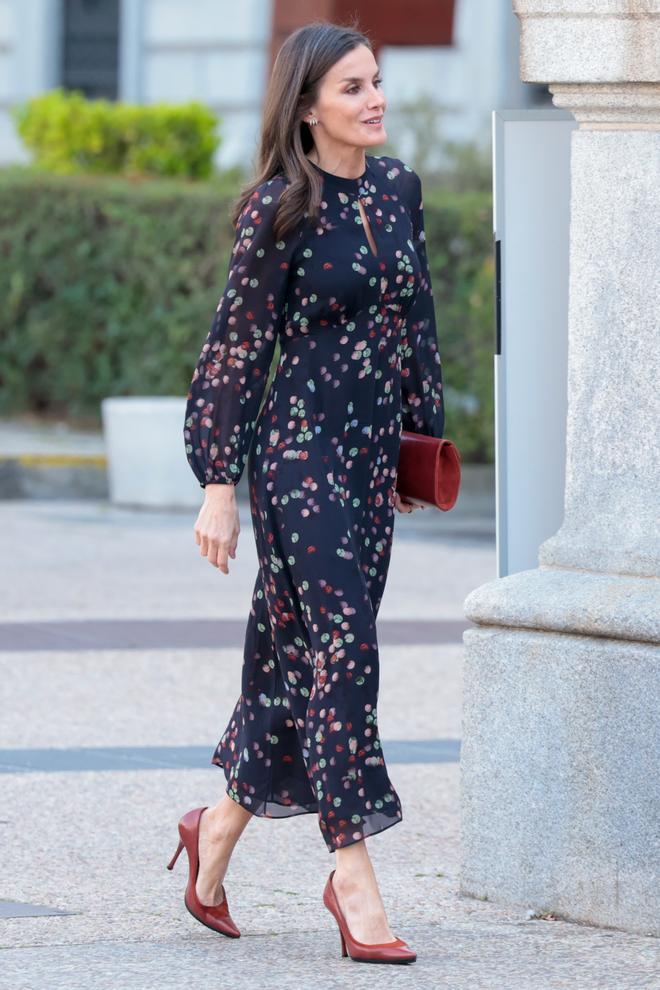 El look de la reina Letizia con vestido confeti de Massimo Dutti y accesorios de Magrit