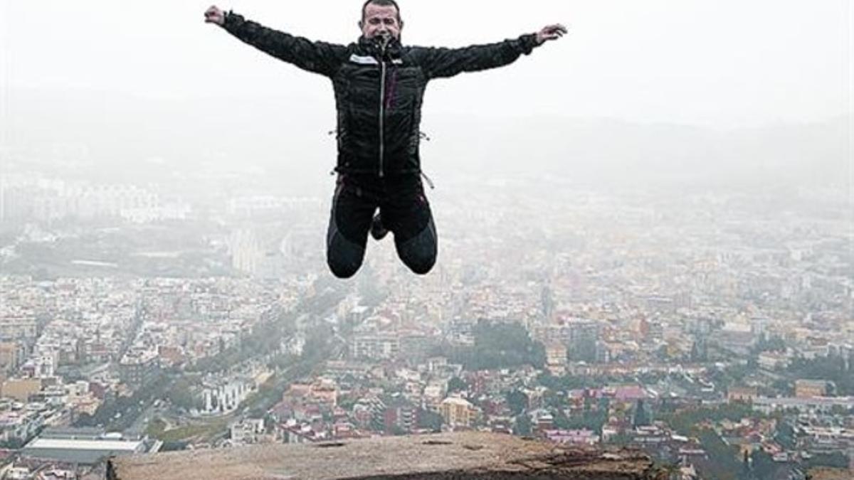 Panorámica 8 Jesús Morales pega un salto en el Turó de la Rovira.