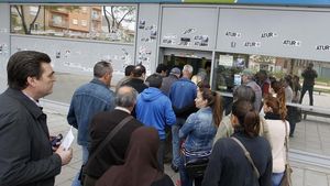 Una cua de l’atur, en una oficina de Treball de Badalona, l’abril del 2013.