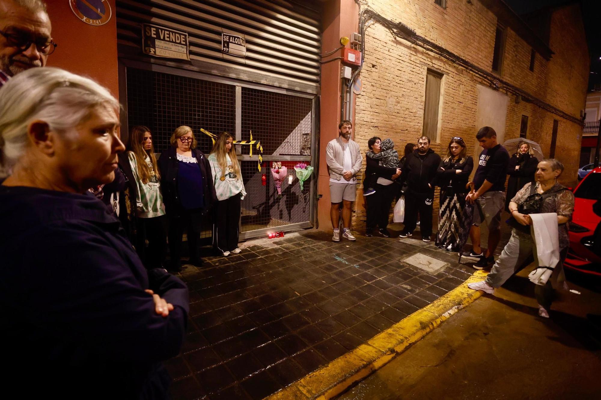 Minuto de silencio frente al garaje de la Torre donde murieron siete personas el 29-O