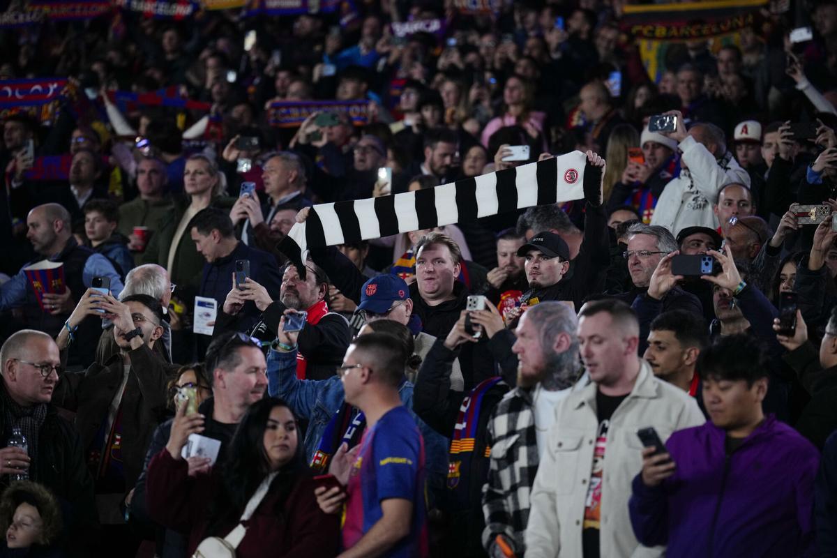Aficionados en las gradas del Camp Nou durante el Barça-Eintracht.