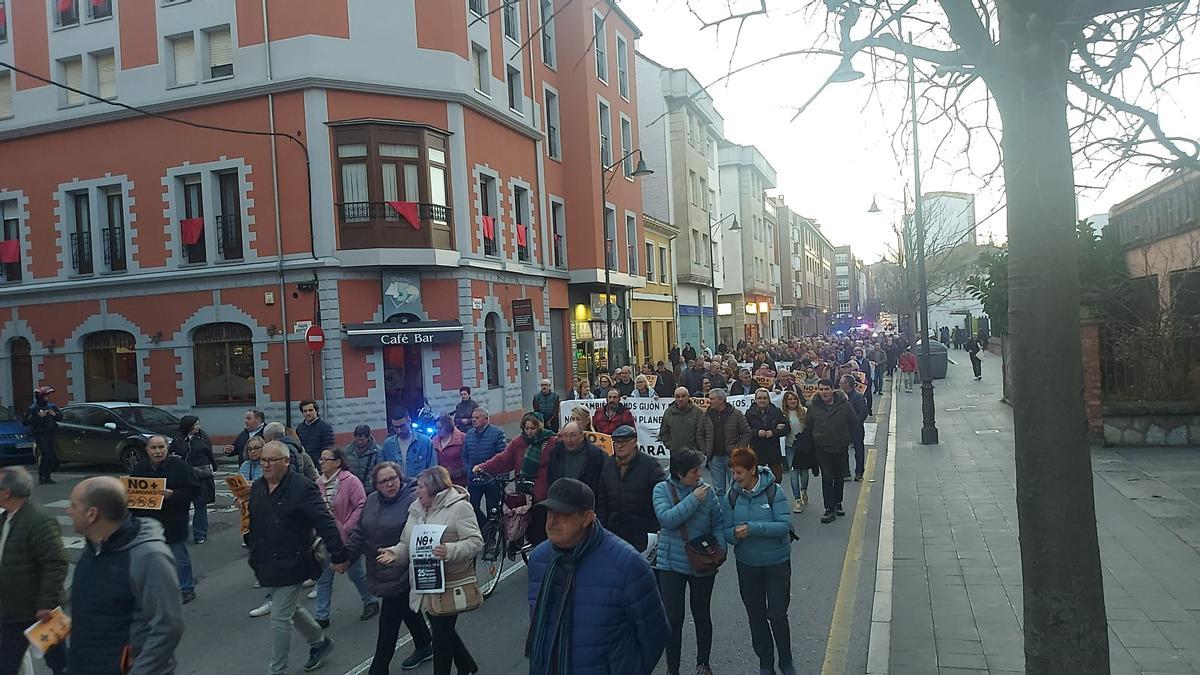 "Camión p'arriba, camión p'abajo; Óscar Puente, haz tu trabajo", reza uno de los cánticos vecinales. También urgen a Carmen Moriyón y Adrián Barbón a una "solución".