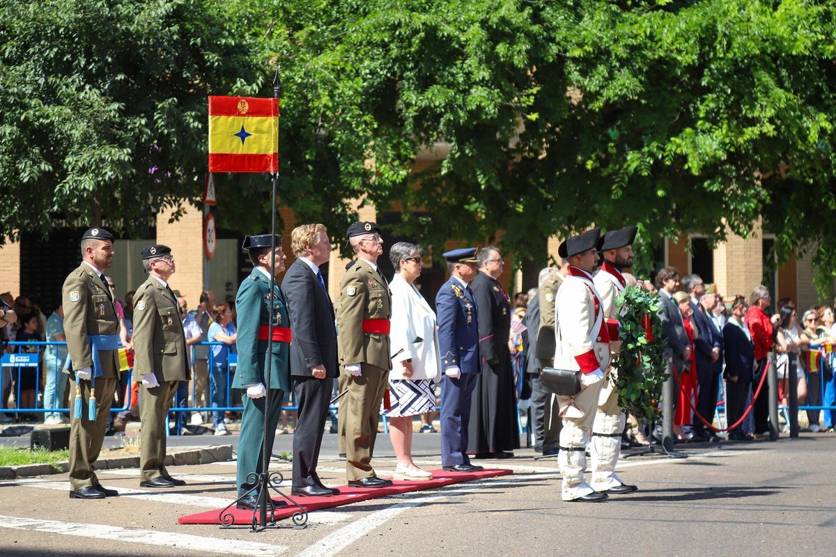 El general jefe de la Briagada Extremadura XI, junto al alcalde, la subdelegada y otras autoridades en la tribuna presidencial.