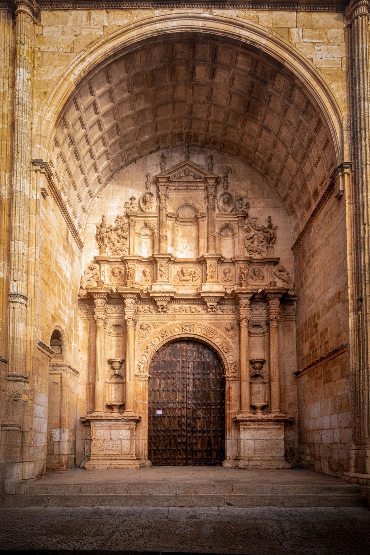 La iglesia de Santa María con fachada renacentista en Alarcón